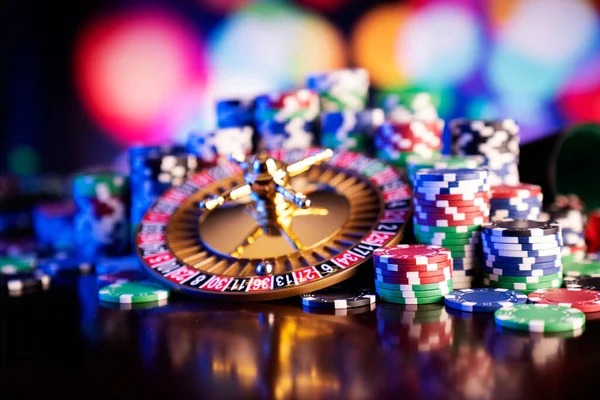 Five-card hand comparison on Caribbean Stud table